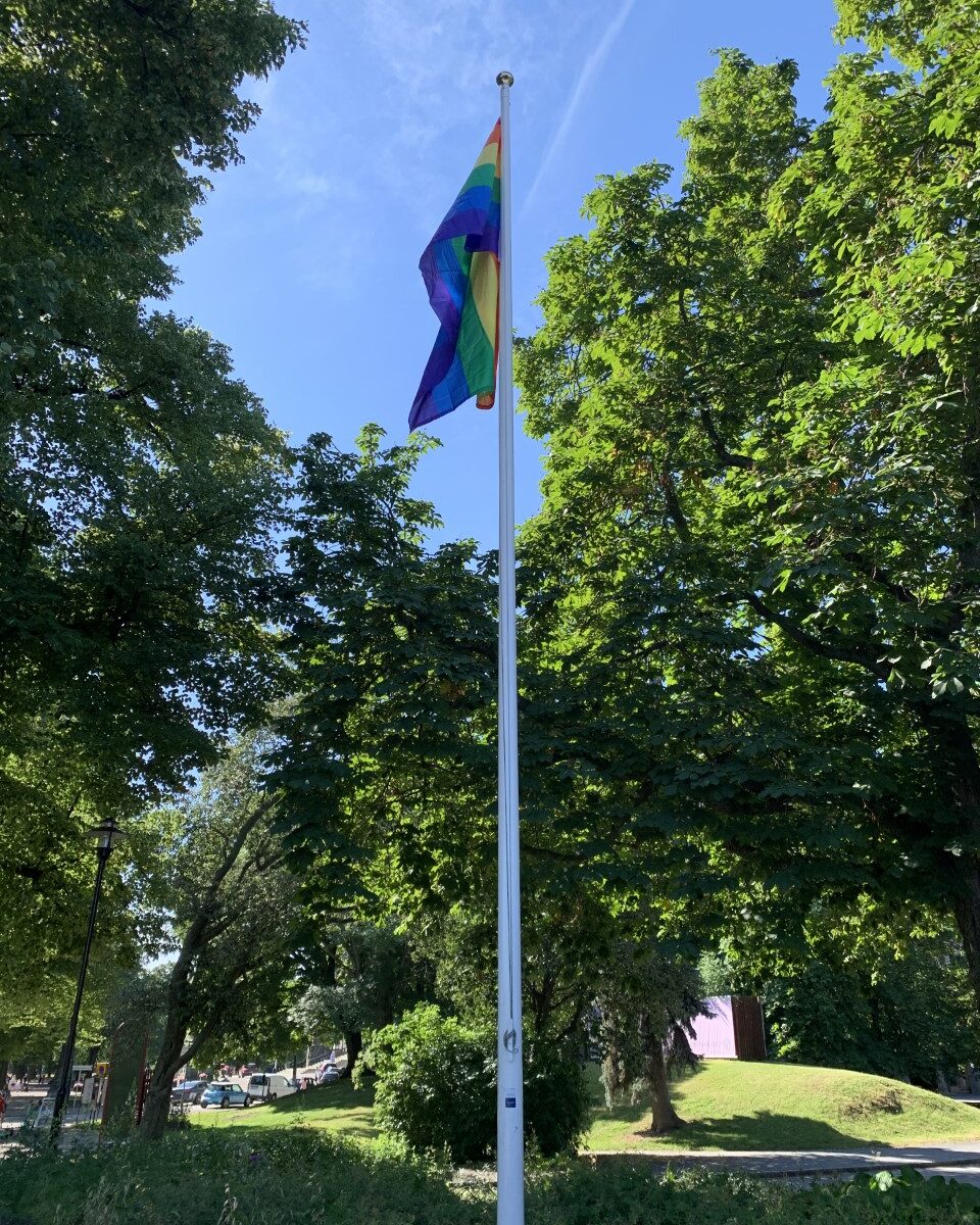Prideflaggan är hissad på Djurgården
