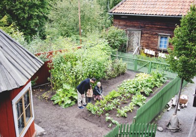 Familj i boktryckarbostadens trädgård