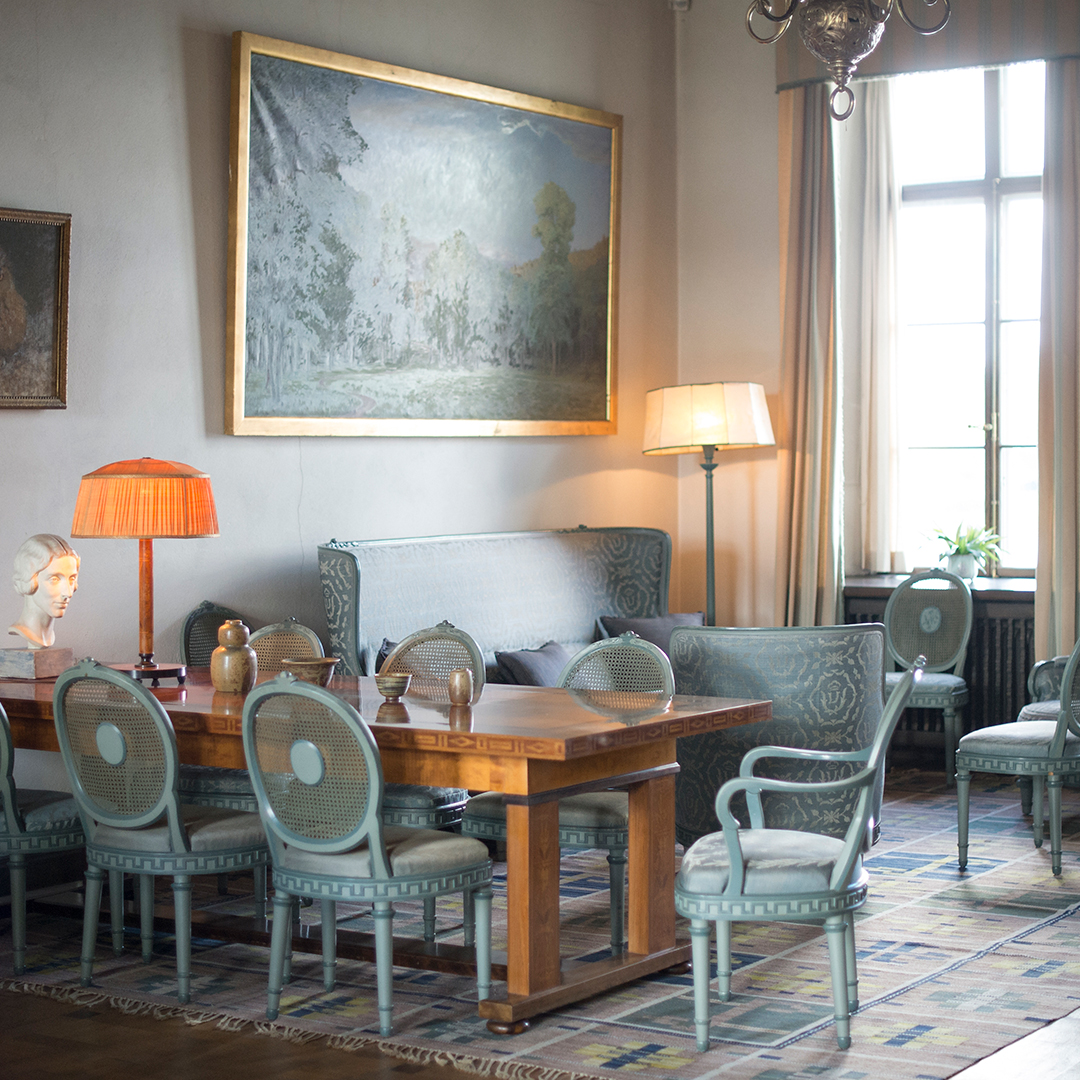 Vid fönstret står den blå ”daggruppen”, soffgruppen som var tänkt att användas under dagtid.