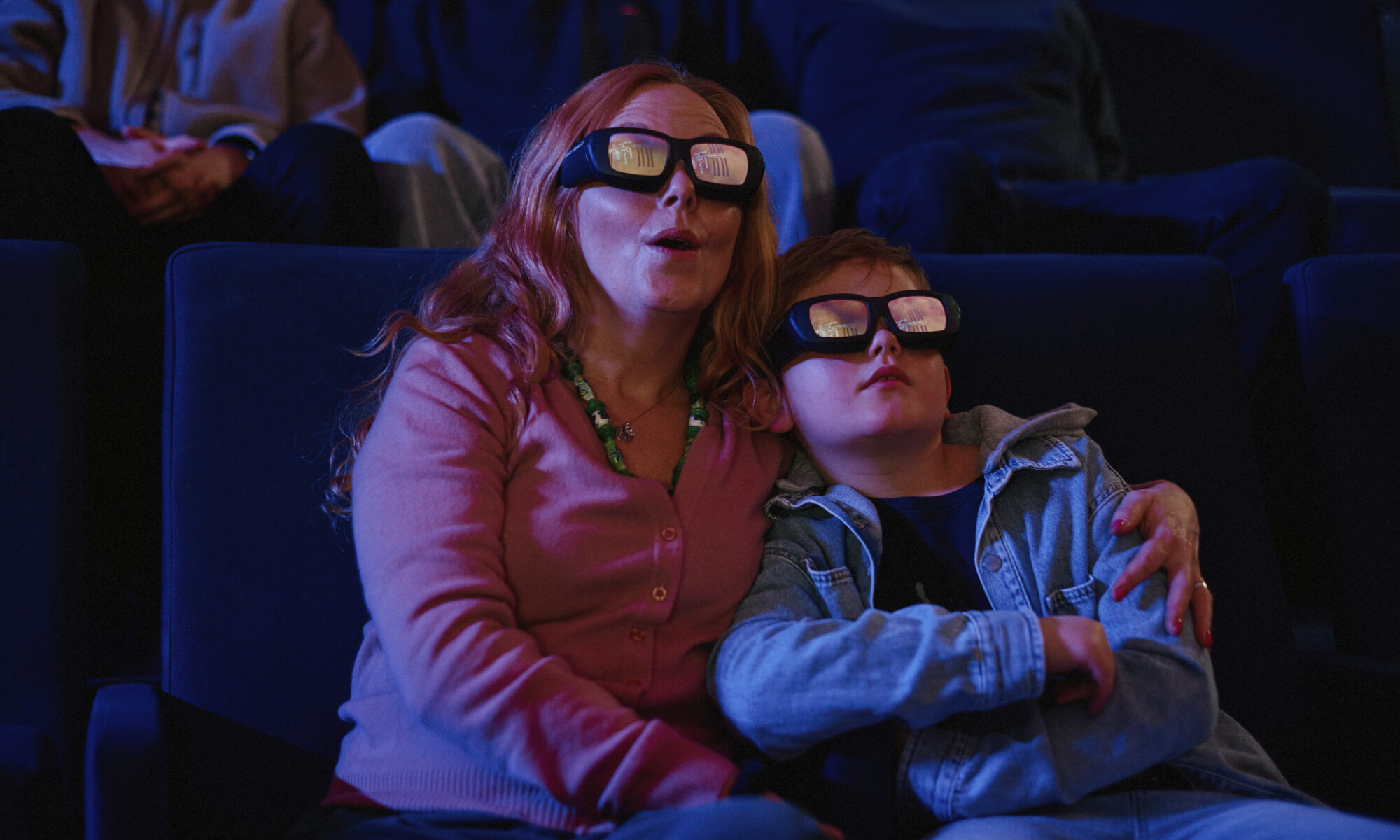 kvinna och pojke med 3D-glasögon
